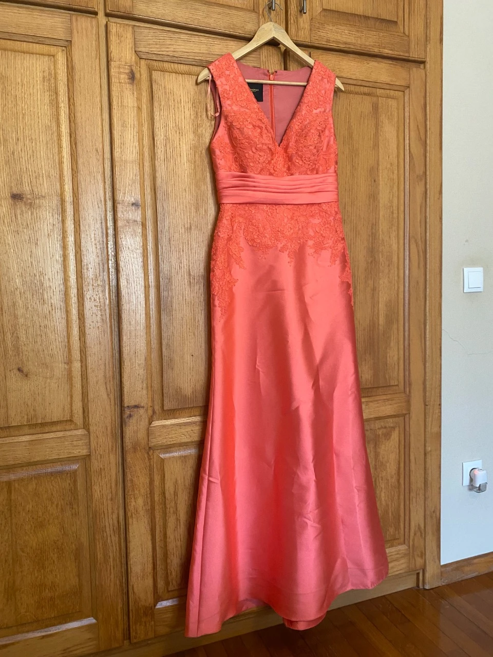 robe longue de cérémonie de mariage avec manteau couleur corail de la marque Pronovias – photo 4